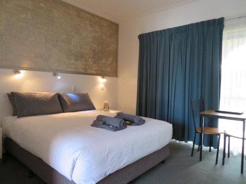 Bishops Lodge Narrandera - Accommodation Whitsundays 2