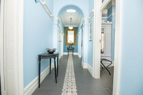 Blue Door Apartments Heritage Charm In CBD - Accommodation Whitsundays 3