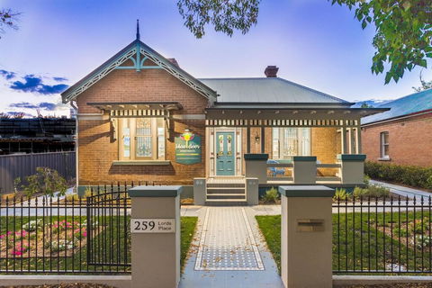 Blue Door Apartments Heritage Charm In CBD - Accommodation Whitsundays 0