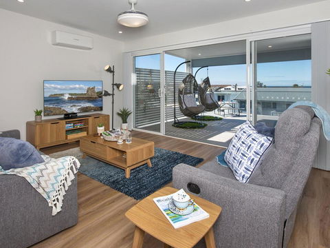 Blue Pelican - Pacific Views, Walk To Beach - Accommodation Whitsundays 1
