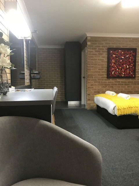 Blue Violet Motor Inn - Accommodation Whitsundays 1