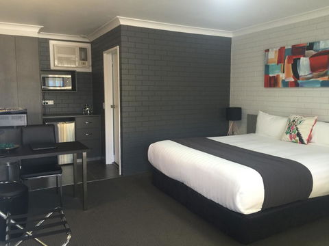 Blue Violet Motor Inn - Accommodation Whitsundays 0
