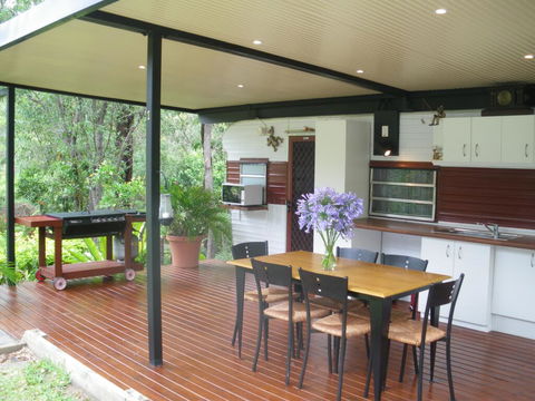 BoBRENE On Tamborine Nude Retreat - Cosy Chalet - Accommodation Whitsundays 2
