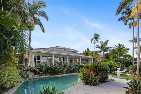 Westlake Getaway - Relaxing Pool & Golf Links - Accommodation Whitsundays 2