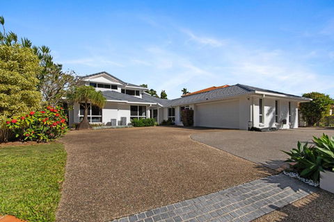 Westlake Getaway - Relaxing Pool & Golf Links - Accommodation Whitsundays 1