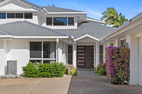 Westlake Getaway - Relaxing Pool & Golf Links - Accommodation Whitsundays 0