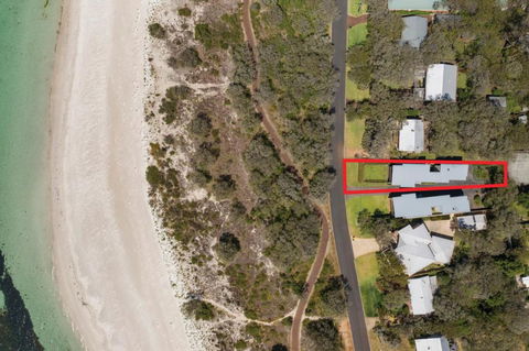 XYZ Holiday Home - Accommodation Whitsundays 0