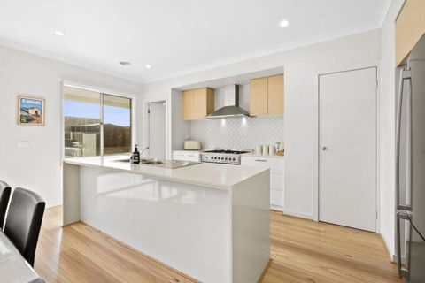 Park Front Villa With Sparkling Swimming Pool - Accommodation Whitsundays 3