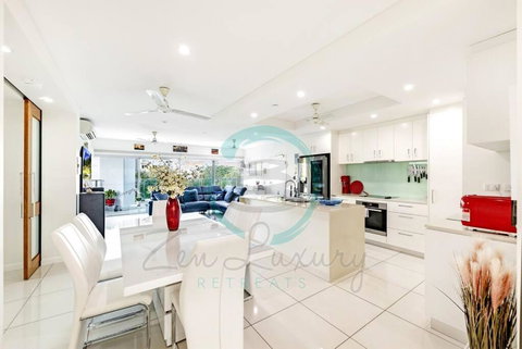 ZEN Tree Blossom: 3-BR Luxury Apt Near Waterfront - Accommodation Whitsundays 0