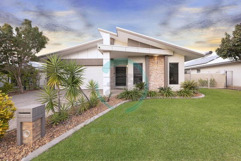 Zenhouse: 4BR Stylish Work/Family Home In Muirhead - Accommodation Whitsundays 0