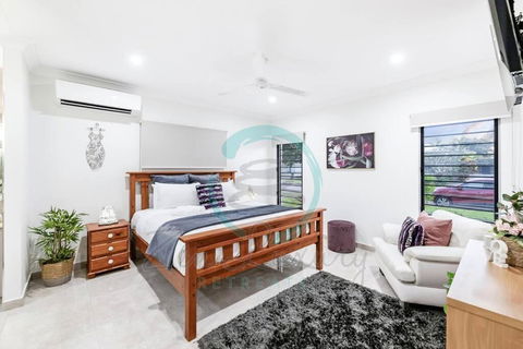 Zenhouse: 4BR Stylish Work/Family Home In Muirhead - Accommodation Whitsundays 2