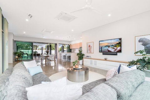 ZenLux Massive 5-BR Holiday Home - Pool - BBQ - Accommodation Whitsundays 2