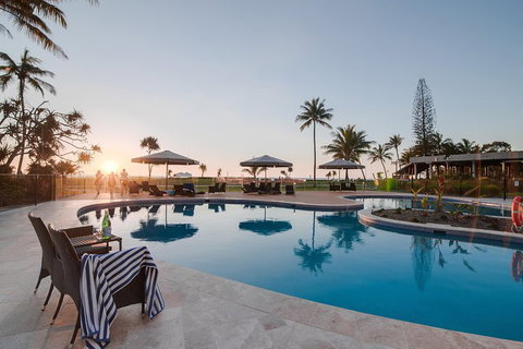 Tangalooma Island Resort Whale Watching Day Cruise With Dolphin Feeding - Accommodation Whitsundays 4